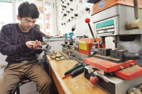 八渡镇开锁店为啥“牛号”频现 听开锁师傅讲什么锁最防盗