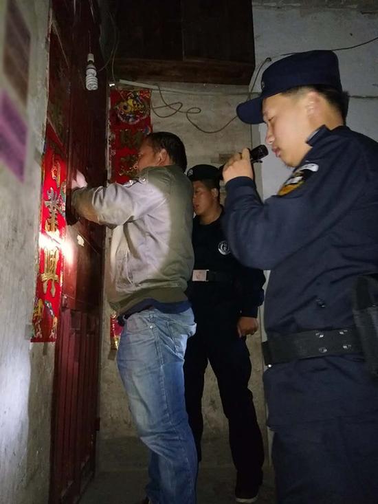 八渡镇粗心妈妈误将幼女锁家中 民警全城寻开锁师傅开门