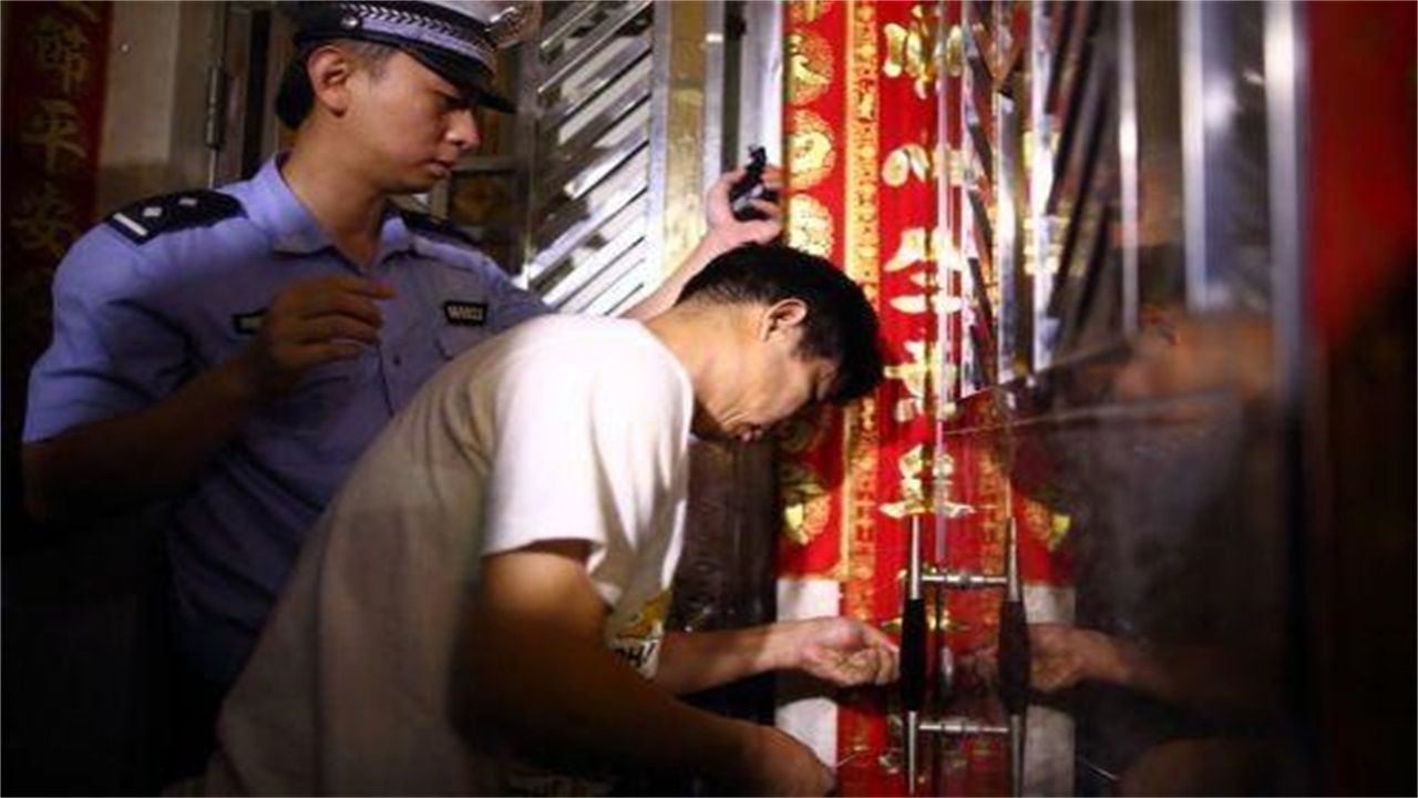 八渡镇请开锁师傅开了锁后，师傅为什么一般都不进门，就算主人请也不进去？