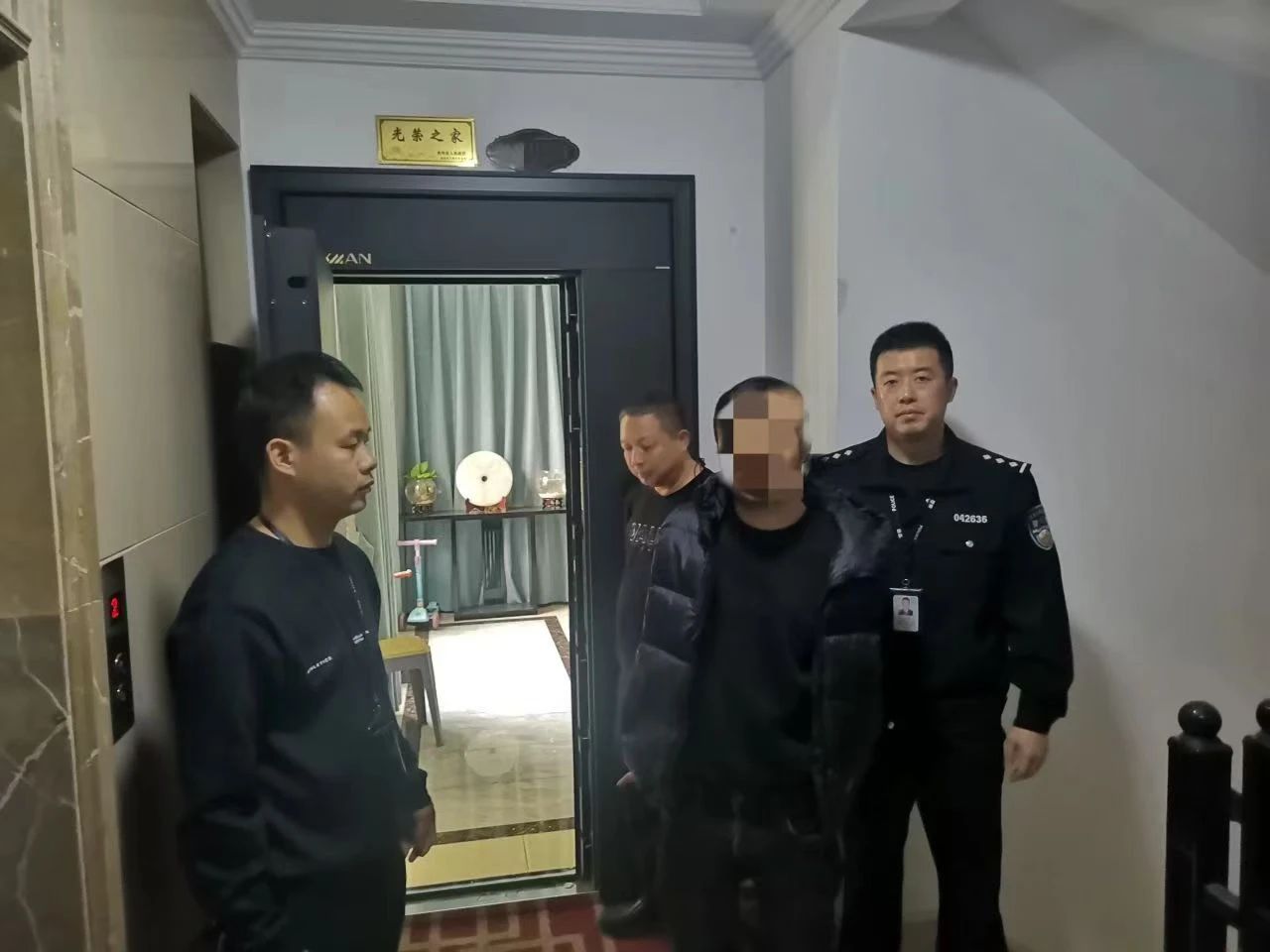 八渡镇全副伪装仍被识别！双龙公安成功抓获一名撬锁盗窃嫌疑人